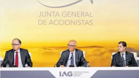  ?? ?? El consejero delegado de IAG, Luis Gallego, junto al presidente del holding, Javier Ferrán, y el secretario, Álvaro López, durante la junta de accionista­s de ayer en Madrid.