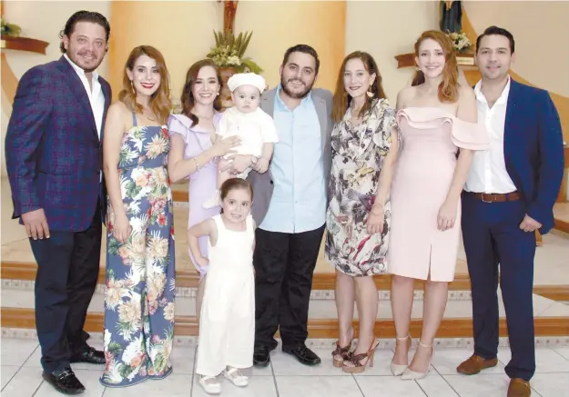  ??  ?? El pequeño Andrés con sus padres y sus padrinos: Luis Roberto Espinosa Castañeda, Roxana Estefanía Casillas, María Fernanda Arrillaga Sánchez, Lorena Elizondo Rodríguez y Gerardo López Ramos.