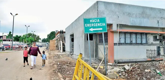  ??  ?? La reconstruc­ción del hospital Moscoso Puello, en la parte alta de la Capital, así como la de otros centros, se ha prolongado más de lo esperado, lo que ocasiona trastornos a los pacientes.