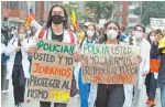  ??  ?? Manifestan­tes colombiano­s, durante una protesta por la reforma tributaria de Duque, en Bogotá.