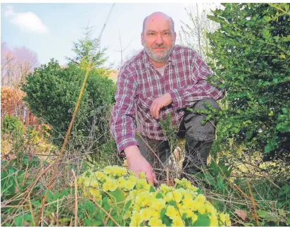  ?? FOTO: MICHAEL SCHÜTZ
(ARCHIV) ?? Biologe Jörg Liesendahl gibt Tipps, was Kinder im Garten schon alles machen können.