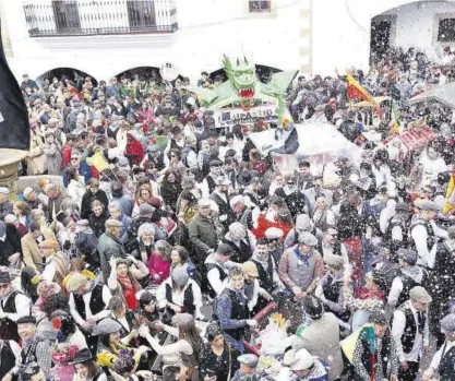  ?? ?? Las calles y la plaza Mayor de Malpartida de Cáceres, llenas de gente para disfrutar la Patatera.