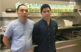  ?? FOTO ZB ?? Xing (24) baadt samen met vader Pei (44) de frituur uit.