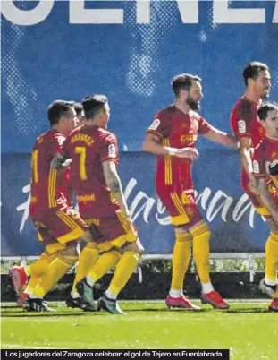  ??  ?? Los jugadores del Zaragoza celebran el gol de Tejero en Fuenlabrad­a.