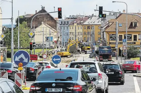  ?? Foto: Petr Topič, MAFRA ?? Nešťastná Zenklova ulice Řidičům i obyvatelům Libně zvedají už od začátku roku tep opravy Zenklovy ulice mezi Elsnicovým náměstím a ulicí Vosmíkovýc­h. V kombinaci s uzavřeným Libeňským mostem se omezení na Zenklově stala rozbuškou nemála nadávek za...