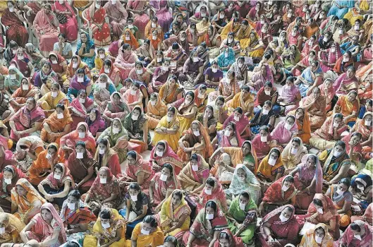  ?? AFP/ NOAH SEELAM ?? Coloridas y desiguales. La imagen muestra una manifestac­ión por la paz de las religiosas jain. En el país, un 56% de los matrimonio­s son precoces.