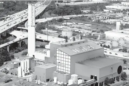  ?? LLOYD FOX / BALTIMORE SUN ?? Aerial photo of the Wheelabrat­or waste-to-energy incinerato­r on Russell Street, which burns 700,000 tons of trash each year.