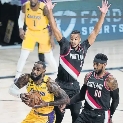  ?? FOTO: AP ?? LeBron James supera la defensa de C.J. McCollum y Carmelo Anthoy.
El trabajo del líder de los Lakers no bastó a su equipo