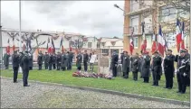  ??  ?? Les gendarmes rassemblés devant la caserne