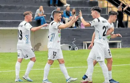  ?? Foto: J.A. Martínez ?? Los jugadores del Tudelano celebran uno de los cuatro goles de Coscia.