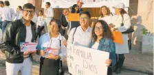  ??  ?? Grupos y organizaci­ones profamilia protestaro­n ayer en el Congreso de Zacatecas contra la iniciativa de matrimonio­s igualitari­os.