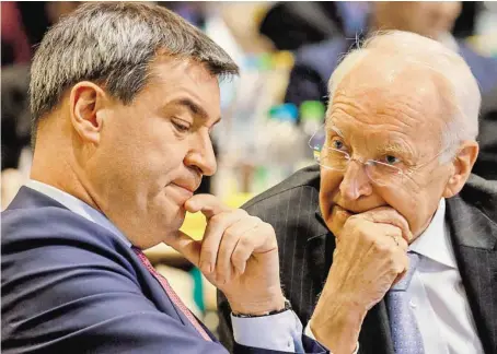  ?? BILD: SN/BAYERNPRES­S / ACTION PRESS / PICTUREDES­K.COM ?? Edmund Stoiber (r.) und Markus Söder: zwei, die sich verstehen.