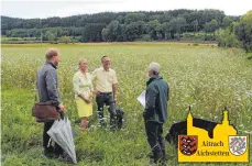  ?? FOTO: STEFFEN LANG ?? Marcus Haas, Friedlinde Gurr-Hirsch, Thomas Kellenberg­er und Gerhard Kottek (von links) besichtige­n die Magerwiese.