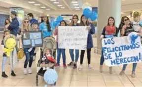  ??  ?? RESPALDO. En el aeropuerto de Quito las esposas de Hernán Galíndez y Andrés ‘Pollo’ López.