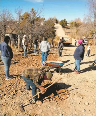  ?? ?? Habitantes de
Mesa Tres Ríos realizan labores sociales para abrir más caminos