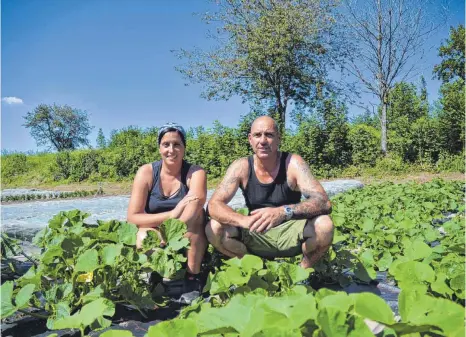  ?? FOTO: JULIA FREYDA ?? Chiara und Armin Laux können wieder lächeln. Nach den Unwettersc­häden wachsen nun die neuen Pflanzen.