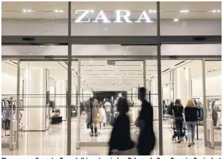  ?? REUTERS ?? Shoppers walk past a Zara clothing store in Las Palmas de Gran Canaria, Spain, last December.