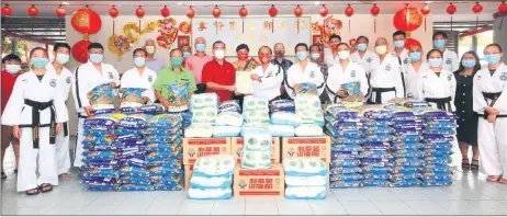  ??  ?? tay receives the donation from Chai EcentreF as Sarawak Hun kam Siang tng officials and itc Sarawak members look on.