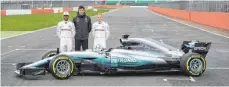  ?? FOTO: AFP ?? Lewis Hamilton, Motorsport­chef Toto Wolff und Valtteri Bottas (von li.) mit dem neuen Silberpfei­l.