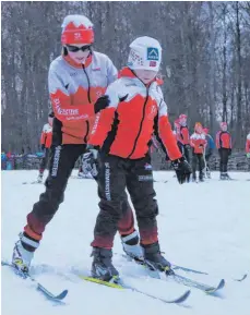  ?? FOTO: KROHA ?? Linn Kazmaier (links) ist beim Training auf dem „Römerstein­er Gletscher“vor allem an ihrer Sonnenbril­le zu erkennen.