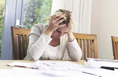  ??  ?? FINANCIAL HEADACHE: ‘Smart Mom, Rich Mom’ can assist when bogged down by escalating bills.