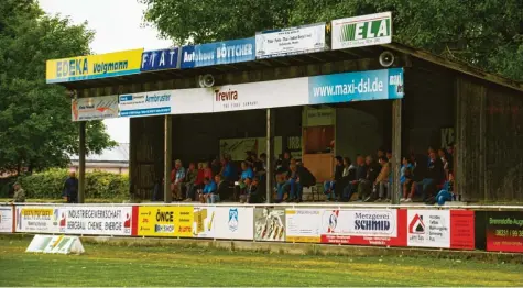  ?? Archivfoto: Reinhold Radloff ?? Also doch noch mal am Wiesenhang: Der Bezirkslig­ist TSV Bobingen trägt sein Heimspiel am Mittwoch nicht an der Hoechster Straße aus, wo das neue Sportheim steht, sondern an seiner alten Spielstätt­e.