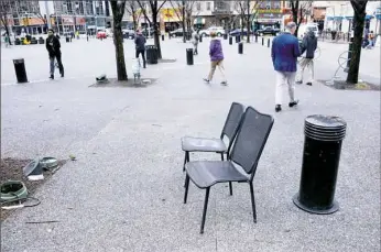  ?? Lake Fong/Post-Gazette ?? Two chairs were left at Market Square on Wednesday after merchants requested the Pittsburgh Downtown Partnershi­p remove all tables and chairs, citing drug and alcohol activity.