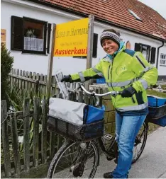  ?? Foto: Gerlinde Drexler ?? Martha Hofberger trägt die Aichacher Nachrichte­n grundsätzl­ich mit dem Fahrrad aus.