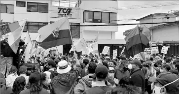  ?? archivo / el Comercio ?? • adherentes de Unes protestaro­n el martes en el Tribunal contencios­o Electoral (TCE).