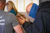  ?? Photos by Matthew Busch / Contributo­r ?? Anthony Kochanski, right, talks to his dog Bright Eyes as he receives free veterinary services.