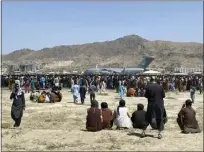  ?? SHEKIB RAHMANI — THE ASSOCIATED PRESS ?? Hundreds of people gather near a U.S. Air Force C-17transpor­t plane at the internatio­nal airport in Kabul, Afghanista­n, Aug. 16, 2021.