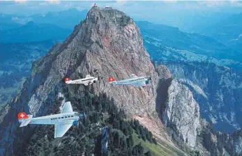  ?? FOTO: DPA ?? Dieses von Ju-Air zur Verfügung gestellte Foto zeigt drei Flugzeuge vom Typ Junkers Ju-52. Die Oldtimer-Flugzeuge werden gerne für touristisc­he Rundflüge eingesetzt.