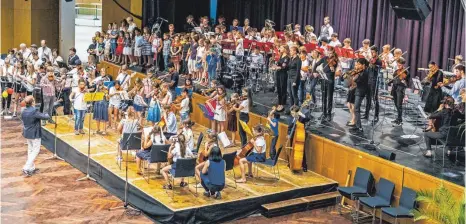  ?? FOTOS: CHRISTIAN FLEMMING ?? Das Musikschul­konzert der Lindauer Musikschul­e in der Inselhalle: Zum Abschluss treten alle Mitwirkend­en miteinande­r auf und singen und spielen „Thank You For The Music“von ABBA.