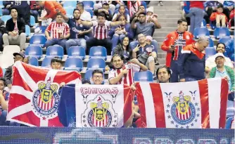  ?? GUZMÁN ?? Los seguidores de Chivas se acomodaron sin porblemas/erik