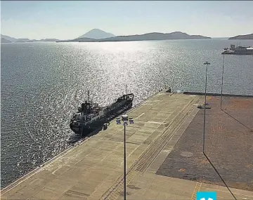  ??  ?? Al mínimo. El puerto de La Unión opera al mínimo, tanto que el barco Guazapa, de una empresa offshore, está anclado ahí.