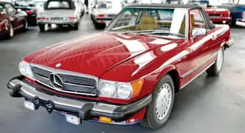  ?? Foto: Uwe Anspach, dpa ?? Checkpunkt Nummer eins: Auch bei älteren Cabrios wie diesem Mercedes 560SL mit Baujahr 1987 sollte sich das Verdeck problemlos öffnen lassen.