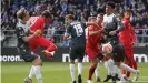  ?? ?? La lutte aura été intense entre les joueurs de l'Arminia Bielefeld et ceux du Hertha Berlin