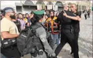  ?? (AFP) ?? Mourners clash with Israeli security forces during the funeral of slain veteran Al-Jazeera journalist Shireen Abu Akleh in Jerusalem’s Old City on Friday.