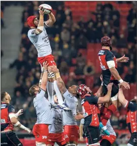  ?? (Photo Dominique Leriche) ?? Impérial en touche, Kruger n’a pas pu empêcher la victoire d’Oyonnax.