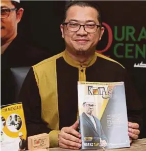  ??  ?? Syed Walid Al Giffa memperkena­lkan kaedah kotak untuk memudahkan orang ramai kembali membaca al-quran.