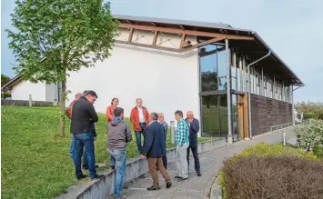  ?? Foto: Gerlinde Drexler ?? An die Westseite der Turnhalle soll ein An oder Neubau mit zwei Gruppenräu­men als Entlastung für den vollen Kindergart­en kom men. Ein zusätzlich geplanter Raum könnte von der Mittagsbet­reuung genutzt werden. Die Adelzhause­r Gemeinderä­te machten sich...