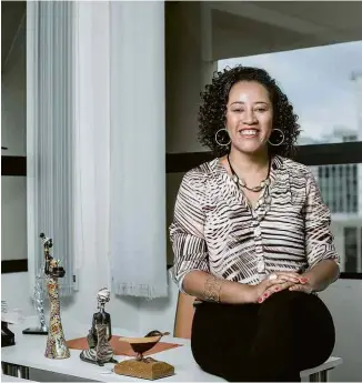  ??  ?? A empresária Liliane Rocha, fundadora da Gestão Kairós, no coworking em que trabalha, em SP