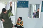  ?? ZHAI YUJIA / CHINA NEWS SERVICE ?? A child with the flu is given an intravenou­s drip at the First Hospital of Hebei Medical University in Shijiazhua­ng, Hebei province, on Friday. Hospitals in many parts of China have seen a rising number of people seeking treatment for cold.