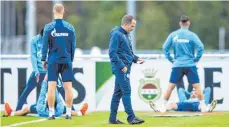  ?? FOTO: GUIDO KIRCHNER/DPA ?? Beim ersten Training auf Schalke war Manuel Baum noch auf seinen Spickzette­l angewiesen.