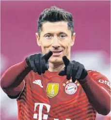  ?? FOTO: TOBIAS HASE/DPA ?? Schreibt Fußballges­chichte: Münchens Robert Lewandowsk­i jubelt über seinen Treffer zum 4:0-Endstand über den VfL Wolfsburg und knackt mit seinem 43. Saisontref­fer den bisherigen Bundesliga­rekord von Gerd Müller.