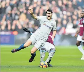  ?? FOTO: GETTY ?? Álvaro Morata es objeto de una falta durante el West Ham-Chelsea