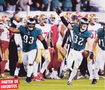  ?? AP ?? Los Eagles, arriba celebrando su conquista del campeonato de la NFC, parten como favoritos por 1 1/2 puntos en las apuestas, según FanDuel Sportsbook, de cara al Super Bowl ante los Chiefs de Kansas City.