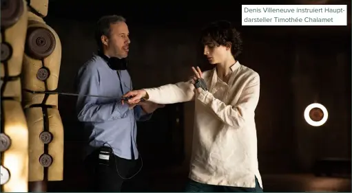  ??  ?? Denis Villeneuve instruiert Hauptdarst­eller Timothée Chalamet