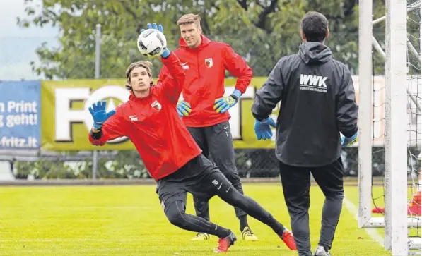  ?? Foto: Klaus-Rainer Krieger ?? Marwin Hitz bei der täglichen Arbeit (rechts Torwarttra­iner Zdenko Miletic, im Hintergrun­d Torwartkol­lege Andreas Luthe). Nach der Europameis­terschaft bereitet sich der 28-Jährige inzwischen mit dem FC Augsburg auf die kommende Bundesliga­saison vor.