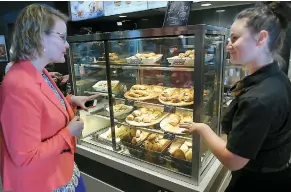  ??  ?? De plus, Mcdonald’s bonifie son service Mccafé en proposant une nouvelle gamme de pâtisserie­s avec sept nouveaux produits.